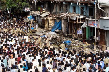 Bombanın patladığı yeri inceleyen polis memurları da 26 Ağustos 2003 'te yoğun Kalbadevi bölgesindeki Zaveri Çarşısı; Bombay Mumbai, Maharashtra, Hindistan' daki sahaya bakmak için toplandı. 