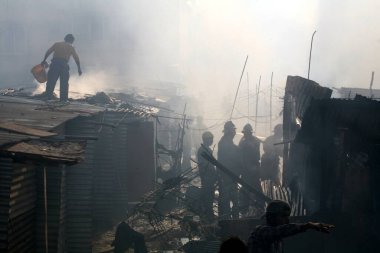 Versova 'daki Mhada kolonisinde çıkan yangını söndürmeye çalışan itfaiyecilerle birlikte Andheri; Bombay şimdi Mumbai; Maharashtra; Hindistan