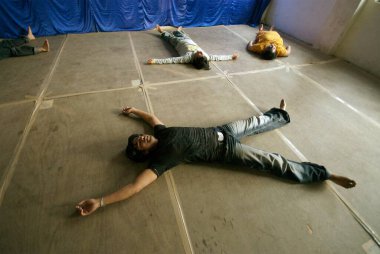 Nanhi Duniya Okulu, Dehradun, Uttaranchal, Hindistan 'da bir oyunculuk atölyesi sırasında insanlar rahatlatıcı bir egzersiz yapıyorlar..