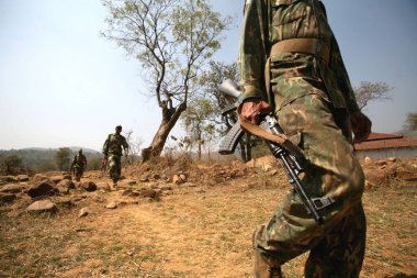 Merkez Yedek Polis Gücü CRPF askerleri Jharkhand Ormanı 'nda naxalite avına çıktılar.