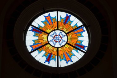 Ernakulum, Kerala, Hindistan yakınlarındaki Angamally 'deki Aziz George Katolik Forane Suriye Kilisesi' nde lekeli cam pencere. 