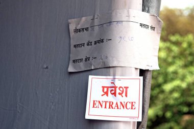 Mumbai, Maharashtra, Hindistan 'da seçmen sayısı ve giriş kurulu Bombay' da oy kullanma kabinine kondu.  