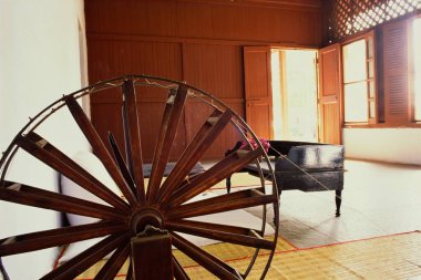 Mahatma Gandi charkha Gandhi Ashram, Ahmedabad, Gujarat, Hindistan 'ın oturma odasında.