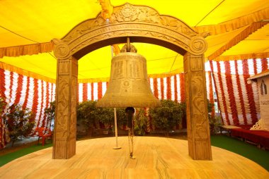 Sarnath, Varanasi, Uttar Pradesh, Hindistan 'da Dhamma chakka pavattana sutta hukuk çarkında büyük çan 