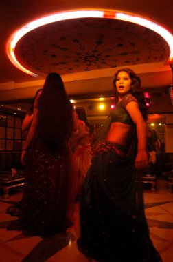 Bombay Mumbai, Maharashtra, Hindistan 'da barda dans eden süslü kızlar. 