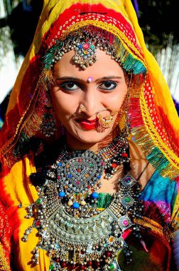 Rajasthani geleneksel mücevher ve kostüm giyen kadın, Rajasthan, Hindistan 