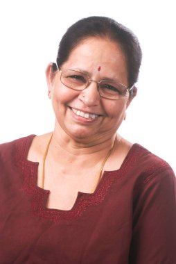 Beyaz arka planda gözlüklü yaşlı Hintli kadının stüdyo fotoğrafı. 