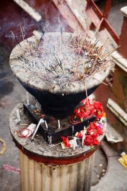 Dakshineshwar Kali Tapınağı 'nda tütsü çubukları yanıyor. Ramakrishna Paramhans burada rahip olarak yaşıyordu. Şimdi Kolkata, Batı Bengal, Hindistan. 