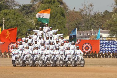 Hint Ordusu, Jabalpur Madhya Pradesh Hindistan Asya 'sında motorsikletler üzerinde senkronize denge hareketi gerçekleştiriyor. 