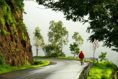Panchgani 'nin Wai ve tepe istasyonlarını birbirine bağlayan Pasarni ghat manzarası ve her yerde taze muson yağmurları, Maharashtra, Hindistan