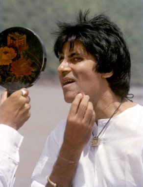 Güney Asya, Hint Bollywood Film Yıldızı Amitabh Bachchan Hindistan 'daki film setine makyaj yapıyor.