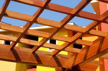 Binanın önündeki ahşap yapı; Pune; Maharashtra; Hindistan 14-Mart-2010