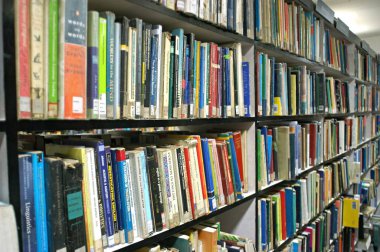 İngiliz Konsey Kütüphanesi 'nde kitaplar Yaratıcılar Odası' nda; Bombay 'daki Nariman noktası şimdi Mumbai' de; Maharashtra; Hindistan