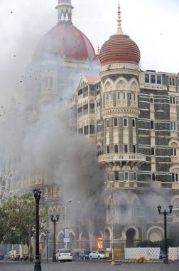 26 Kasım 2008 'de Bombay Mumbai, Maharashtra, Hindistan' da Deccan Mücahitler tarafından gerçekleştirilen terör saldırısından sonra Taj Mahal otelinde yangın çıktı.