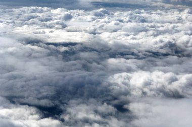 Cennet sahnesi. Gökyüzünde kabarık beyaz kümülüs 