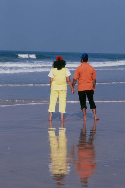 Ganpatipule sahilinde bir çift, Maharashtra, Hindistan 