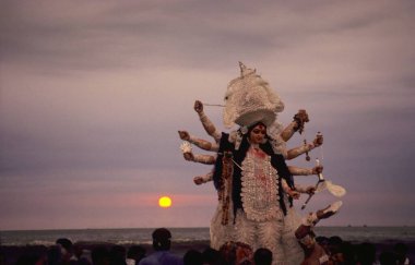 Durga Batımı Juhu sahilinde Bombay Mumbai maharashtra Hindistan