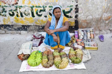 Bilezik satan kadın, barsana, uttar pradesh, Hindistan, Asya