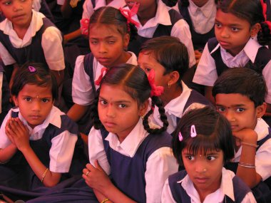 Moho Zilha Parishad Okulu 'ndaki okul çocukları, Moho Köyü, Panvel, Maharashtra, Hindistan  