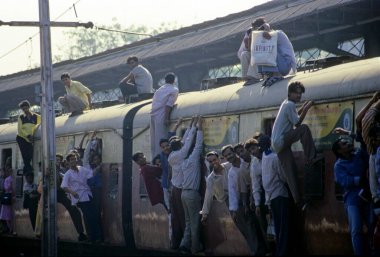 Banliyö trenlerinde seyahat eden insanlar Demiryolları, Bombay Mumbai, Maharashtra, Hindistan 