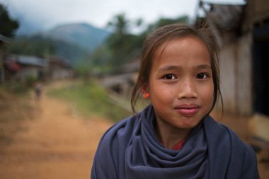 Genç kız, Muang, ngoi, laos 'un gündüz çekimi.