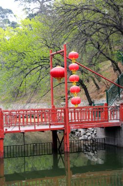 Yaz Sarayı, Pekin ve Çin yakınlarındaki durgun sularda bulunan küçük ahşap köprü üzerindeki Çin fenerleri.