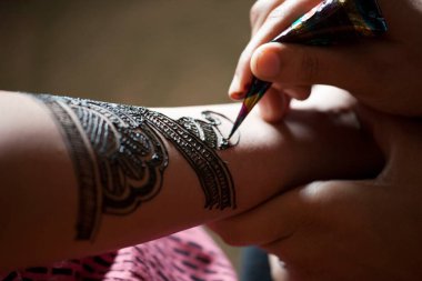 Mumbai Maharashtra Hindistan Asya 'sına mehndi uygulayan kadın. 