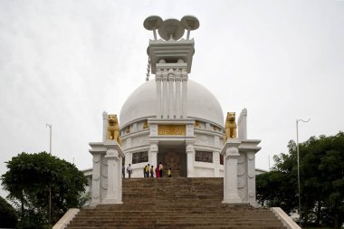 Tanrı Buda heykeli stupa ile, Dhauli Bhubaneswar yakınlarında, Orissa, Hindistan 