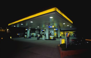 Gece vakti benzin pompası, Hindistan  