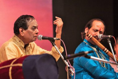 Hint Carnatic vokalisti M Balamuralikrishna ve flütçü Ronu Majumdar, Mumbai, Maharashtra, Hindistan 