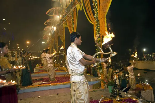 Ganga Aarti, Varanasi uttar pradesh Hindistan 'da Dashashwamedh ghat üzerine