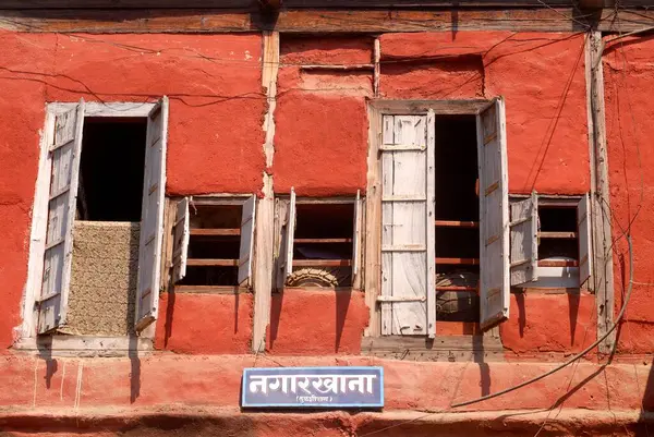 Peshwa dönemindeki Shree Ram Mandir tapınağında davul çalan Nagarkhana 'nın eski yapısı Tulsibaug, Pune, Maharashtra, Hindistan 