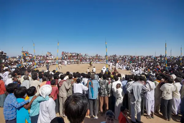 İnsanlar Bakh Mal Akhada 'nın Shivratri panayırı, Kutch, Gujarat, Hindistan' da güreşmesini izliyor. 