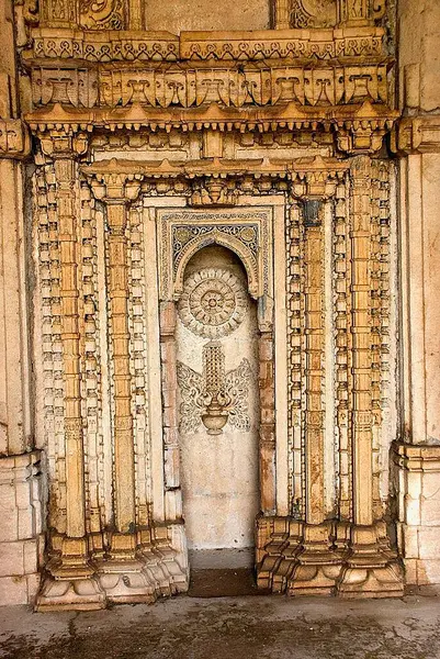 UNESCO dünya mirası Champaner Pavagad; Nagina Mescidi 'nin merkezi Mehrab; Moti Mescidi olarak da bilinir; Champaner; Panchmahals ilçesi; Gujarat; Hindistan; Asya