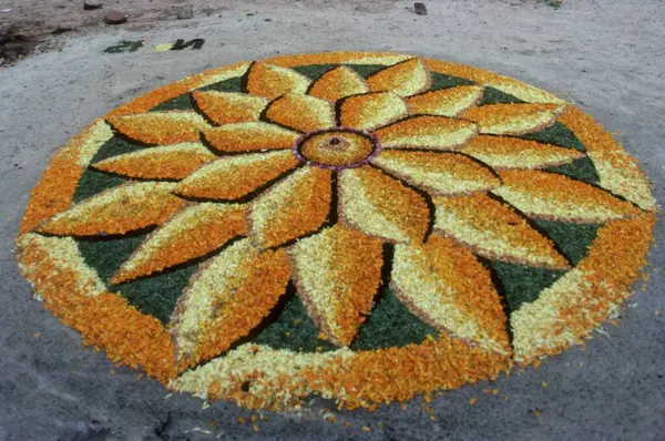 Onam ve Pookolam için çiçek süsleme 