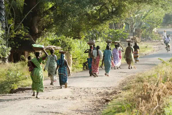 stock image Coolies, road workers near Natham, Tamil Nadu, India 