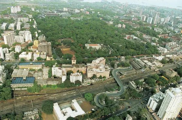 Mumbai Maharashtra Hindistan 'daki hava manzaralı köprü ve narin yol.  