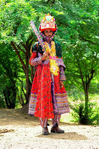 Hindistan 'ın Anjaar, Kutch, Gujarat yakınlarındaki Mindiyada' da çocuk evliliğinde kırsal damat.  