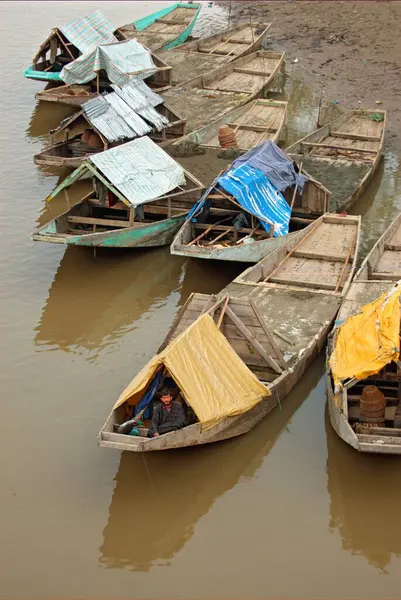 stock image Boats on banks of jhelum river, Sopore, Baramulla, Jammu and Kashmir, India 8-April-2008 
