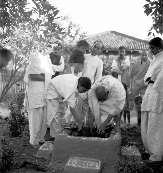 Mahatma Gandhi ve yeğeni Abha Gandhi Sevagram Ashram, Vardha, Maharashtra, Hindistan, Ağustos 1944 'te bir tül ağacı dikiyorlar. 