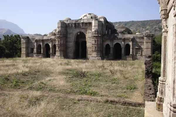 Nagina Mescid. 15. yüzyılda yapılmış. Minareler, Halol, Gujarat, Hindistan. 