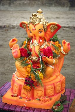 Ganesh Ganpati heykeli daldırma