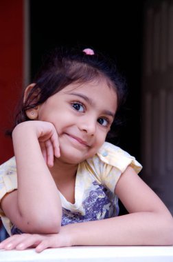 kızı pencereden bakıyor