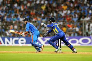 Hintli vurucu Gautam Gambhir atışını yaparken, Sri Lankalı kaptan, kaleci Sangakkara topu durdurmaya çalışıyor. 2011 ICC Dünya Kupası finalinde Hindistan ile Sri Lanka arasında 2 Nisan 2011 'de Wankhede Stadyumu' nda oynanan karşılaşmada değil.