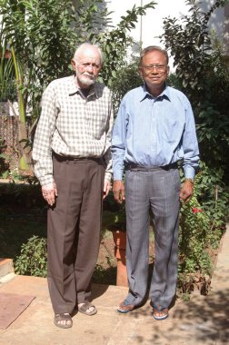 Yaşlı adamlar, iki yaşlı vatandaş, emekli insanlar, Hindistan.  