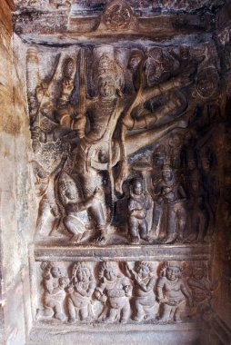 Vishnu Trivikrama heykeli ikinci mağarada rahatlama, Badami, Karnataka, Hindistan.