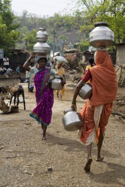 Su taşıyan kadınlar, su kıtlığı, Marathwada, Maharashtra, Hindistan 