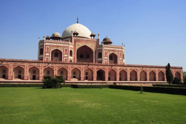 Humayun 'un mezarı 1570' te Hint Yarımadası 'nın İran mimarisi, Delhi, Hindistan UNESCO Dünya Mirası Bölgesi' ndeki ilk kırmızı kumtaşı ve beyaz mermer mezarından yapıldı.