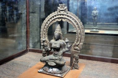 Asya 'daki Madurai Tamilnadu Tapınağı' ndaki Tanrıça Chola Hanedanı 'nın bronz heykeli.
