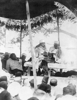 Mahatma Gandhi Varanasi, Uttar Pradesh, Hindistan 'daki bir üniversitenin açılış töreninde, 10 Şubat 1921